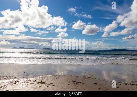 Vigo, Spanien - 23. Apr 2020: Cies-Inseln vom Strand von Samil aus gesehen, mit Blick auf den Atlantik in der Nähe von Vigo in Galizien Stockfoto