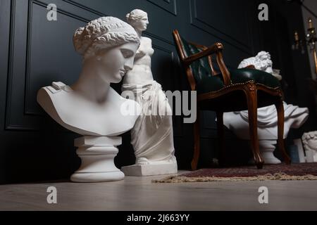 Gipskopie der antiken Statue Apollo, Aphrodite und Venus auf dunklem texturierten Hintergrund. Gipsskulptur Gesicht Stockfoto