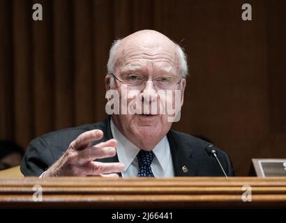 Washington, USA. 27. April 2022. Senator Patrick Leahy (D-VT) spricht während eines Ausschusses für die Zuweisung von Mitteln des Senats am 27. April 2022 in Washington, DC. (Foto von Michael A. McCoy/Pool/Sipa USA) Quelle: SIPA USA/Alamy Live News Stockfoto