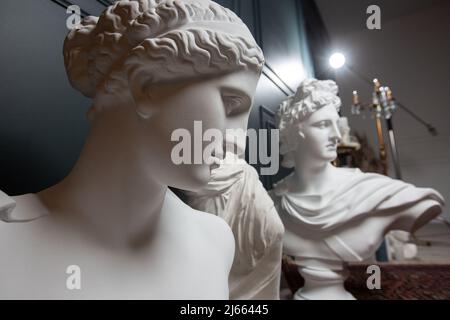 Gipskopie der antiken Statue Apollo, Aphrodite und Venus auf dunklem texturierten Hintergrund. Gipsskulptur Gesicht Stockfoto