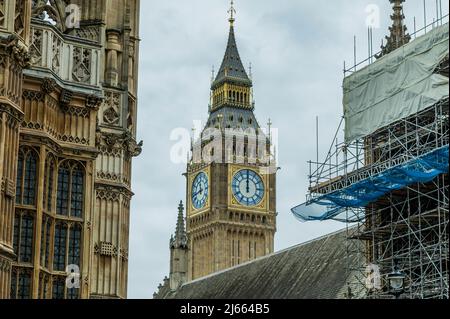 London, Großbritannien. 27. April 2022. Die Big Ben-Zifferblätter im Elizabeth Tower sind so eingestellt, dass sie wieder synchronisiert werden, aber am Ende stecken sie wieder bei 12 fest. Kredit: Guy Bell/Alamy Live Nachrichten Stockfoto
