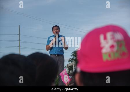 Metro Manila, Philippinen. 27. April 2022. Der Senatorenkandidat Alex Lacson spricht am Mittwoch, den 27. April 2022, knapp eine Woche vor den Nationalwahlen, bei einer großen Kundgebung für den Präsidentschaftskandidaten Leni Robredo in Malolos, Bulacan, Tausende Unterstützer an. Die Organisatoren schätzten etwa 144.000 Teilnehmer im Bulacan Sports Complex ein. (Foto von Larry Monserate Piojo/Sipa USA) Quelle: SIPA USA/Alamy Live News Stockfoto