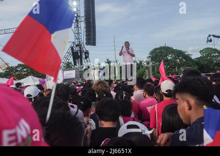 Metro Manila, Philippinen. 27. April 2022. Die Senatorenkandidatin Sonny Matula spricht am Mittwoch, den 27. April 2022, knapp eine Woche vor den Nationalwahlen, bei einer großen Kundgebung für den Präsidentschaftskandidaten Leni Robredo in Malolos, Bulacan, Tausende von Anhängern an. Die Organisatoren schätzten etwa 144.000 Teilnehmer im Bulacan Sports Complex ein. (Foto von Larry Monserate Piojo/Sipa USA) Quelle: SIPA USA/Alamy Live News Stockfoto