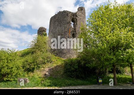 Llandovery Castle ist eine Burgruine aus dem späten 13. Jahrhundert, die unter Denkmalschutz steht und in der Stadt Llandovery in Carmarthenshire, Wales, liegt. Stockfoto