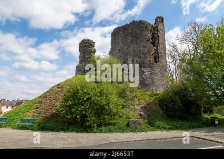 Llandovery Castle ist eine Burgruine aus dem späten 13. Jahrhundert, die unter Denkmalschutz steht und in der Stadt Llandovery in Carmarthenshire, Wales, liegt. Stockfoto