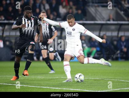 Kylian Mbappe von PSG, Ismael Traore von Angers (links) während des französischen Ligue-1-Fußballspiels zwischen SCO Angers und Paris Saint-Germain am 20. April 2022 im Raymond Kopa-Stadion in Angers, Frankreich - Foto Jean Catuffe / DPPI Stockfoto