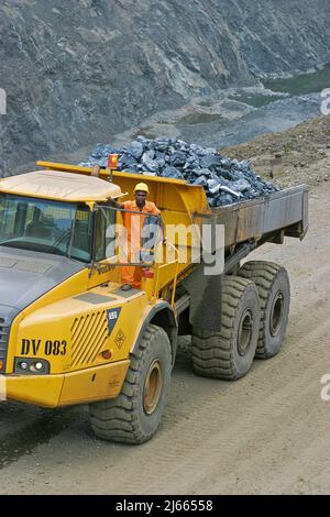 Ghana, Takoradi. Lastwagen des Manganbergbaus, beladen mit Erz. Das Erz wird in der Fabrik zerkleinert, wo das Metallelement Mangan verwendet wird Stockfoto