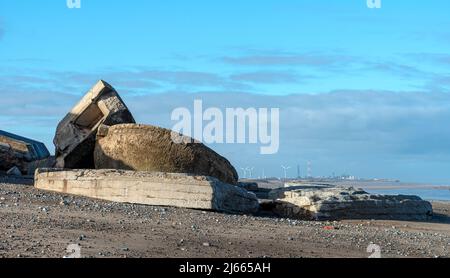 Zerstörte Küstenbefestigungen am Strand von Easington in der Nähe von Spurn Head Stockfoto