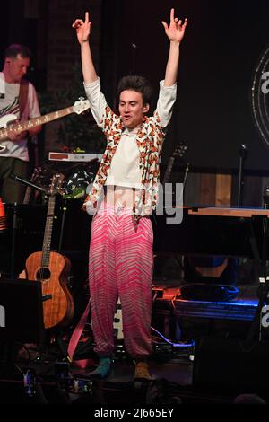 Fort Lauderdale, FL, USA. 27. April 2022. Jacob Collier tritt während der Djesse World Tour bei Revolution Live am 27. April 2022 in Fort Lauderdale, Florida, auf. Kredit: Mpi04/Media Punch/Alamy Live Nachrichten Stockfoto