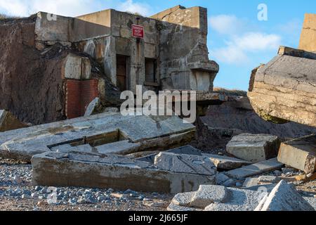 Zerstörte Küstenbefestigungen am Strand von Easington in der Nähe von Spurn Head Stockfoto