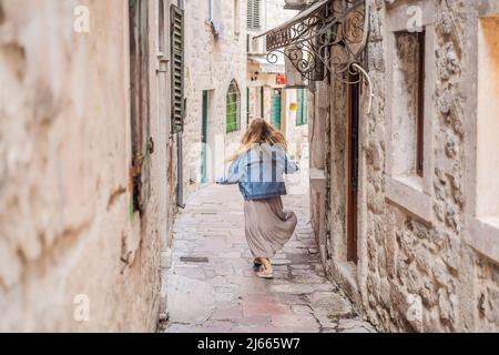 Frau Tourist genießen bunte Straße in der Altstadt von Kotor an einem sonnigen Tag, Montenegro. Reise nach Montenegro Konzept Stockfoto