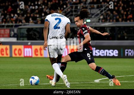 Denzel Dumfries vom FC Internazionale und Arthur Theate vom FC Bologna treten beim Fußballspiel Serie A zwischen dem FC Bologna und dem FC um den Ball an Stockfoto