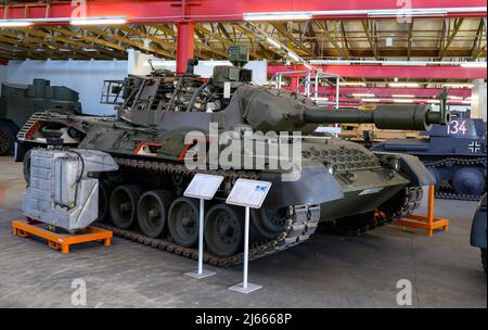 Münster, Deutschland. 28. April 2022. Ein Kampfpanzer der deutschen Armee Leopard 1A5 ist als Cutaway-Modell im Deutschen Panzermuseum in Münster zu sehen. Quelle: Philipp Schulze/dpa/Alamy Live News Stockfoto