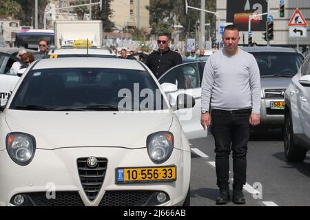 (220428) -- TEL AVIV, 28. April 2022 (Xinhua) -- die Fahrer halten an und schweigen, während eine Sirene zum Gedenken an die Opfer des Holocaust in Tel Aviv, Israel, am 28. April 2022 ertönt. Am Donnerstagmorgen wurde Israel dem Geräusch der Sirenen zum Gedenken an die sechs Millionen Juden, die beim Holocaust getötet wurden, Einhalt geboten. (Gideon Markowicz/JINI über Xinhua) Stockfoto