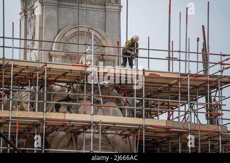 London, 28. April 2022. Das Victoria Memorial Monument vor dem Buckingham Palace ist im Rahmen der Restaurierungsarbeiten zur Vorbereitung der Feierlichkeiten zum Platin-Jubiläum von Königin Elizabeth II mit einem Gerüst bedeckt. Als Hommage an die 70-jährige Dienstzeit Ihrer Majestät der Königin werden viele Veranstaltungen und Initiativen stattfinden, die ihren Höhepunkt in einem viertägigen Wochenende an den Bankfeiertagen in Großbritannien von Donnerstag, dem 2.. Bis Sonntag, dem 5.. Juni, finden. Kredit: amer ghazzal/Alamy Live Nachrichten Stockfoto