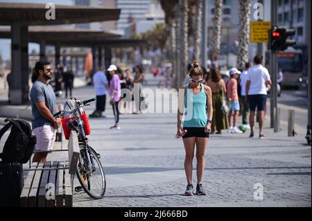 (220428) -- TEL AVIV, 28. April 2022 (Xinhua) -- die Menschen stehen still, während eine Sirene zum Gedenken an die Opfer des Holocaust in Tel Aviv, Israel, 28. April 2022 ertönt. Am Donnerstagmorgen wurde Israel dem Geräusch der Sirenen zum Gedenken an die sechs Millionen Juden, die beim Holocaust getötet wurden, Einhalt geboten. (Tomer Neuberg/JINI über Xinhua) Stockfoto