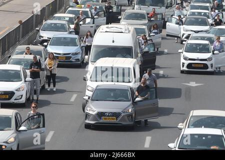 (220428) -- TEL AVIV, 28. April 2022 (Xinhua) -- die Fahrer halten an und schweigen, während eine Sirene zum Gedenken an die Opfer des Holocaust in Tel Aviv, Israel, am 28. April 2022 ertönt. Am Donnerstagmorgen wurde Israel dem Geräusch der Sirenen zum Gedenken an die sechs Millionen Juden, die beim Holocaust getötet wurden, Einhalt geboten. (Gideon Markowicz/JINI über Xinhua) Stockfoto