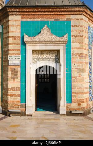 Der Eingang, der Eingang der kleinen, achteckigen Konak-Moschee, Cami. Am Konak Meydanı, Platz in Izmir, Türkei. Stockfoto