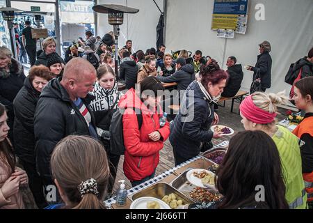 Warschau, Polen. 28. April 2022. Eine Suppenküche, ein Kollektiv polnischer Bürger, die sich zusammengeschlossen haben, um den Ukrainern, die vor dem Krieg fliehen, Nahrung zu liefern, bietet Frühstück, Mittag- und Abendessen und 24-Stunden-Erfrischungen für alle im Warschauer Westbahnhof. Seitdem hat sich die World Central Kitchen auch dazu eingesetzt, die Beschaffung von Lebensmitteln und die Bereitstellung von Geräten zu unterstützen, um die Konsistenz und den Fluss von Lebensmitteln zu gewährleisten. (Bild: © Bianca Otero/ZUMA Press Wire) Stockfoto