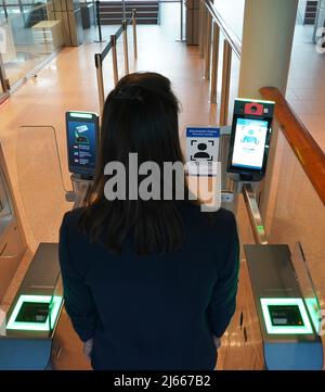 Hamburg, Deutschland. 28. April 2022. Mirjam Fröhlich, Leiterin des Passagier- und Gepäckmanagements am Hamburg Airport, geht durch das biometrische Gesichtserkennungssystem vor der Sicherheitskontrolle im Abflugbereich des Hamburg Airport. Der neue Service steht Star Alliance-Passagieren (Österreich, Schweiz und Lufthansa) zur Verfügung, die am Miles & More Treueprogramm teilnehmen. Passagiere erhalten kontaktlosen Zugang zum Sicherheitskontrollpunkt und zum Boarding. Eine Bordkarte oder ein Smartphone müssen nicht mehr vorgelegt werden. Kredit: Marcus Brandt/dpa/Alamy Live Nachrichten Stockfoto