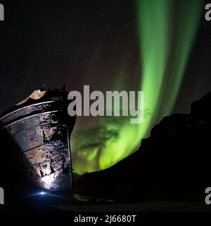 Aurora Borealis über dem alten Schiffsrack in Djúpavík, Westfjorde, Island - Nordlichter über einem alten Schiffswrack in den isländischen westfjorden Stockfoto