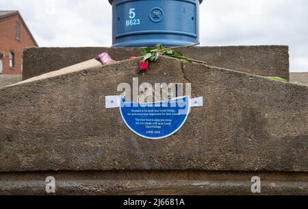 Leeds, West Yorkshire, England, Großbritannien. 28. Apr, 2022. Temporäre blaue Plakette für David Oluwale, der 1969 tragisch starb, wurde Stunden nach der Anstellung beschädigt. Die ursprünglich blaue Plakette wurde nur wenige Stunden nach der Installation gestohlen.Quelle: Kay Roxby/Alamy Live News Stockfoto