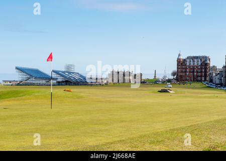 Blick auf das berühmte 17. Road Hole auf dem Old Course, im Royal and Ancient Golf Club, St. Andrews Scotland. Stockfoto
