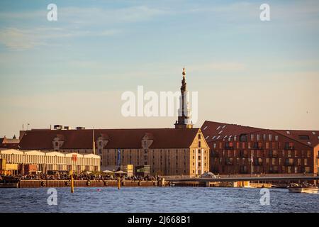 Blick vom Kanal in Kopenhagen vor dem Turm der vor Frelsers Kirke (Kirche unseres Erlösers) im Christianshavn-Viertel. Stockfoto