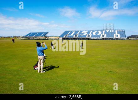 Temporäre Stände mit Blick auf die Fairway 1. und 18. des Old Course, auf dem im Juli 2022 das Open Golf Turnier 150. in St Andrews ausgetragen wird. Stockfoto