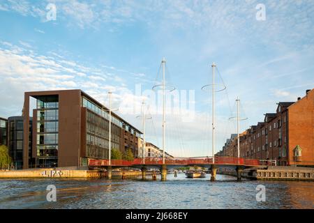 Die Circle Bridge (dänisch: Cirkelbroen) ist eine Fußgängerbrücke, die die Südmündung des Christianshavn-Kanals im Zentrum von Kopenhagen überspannt Stockfoto