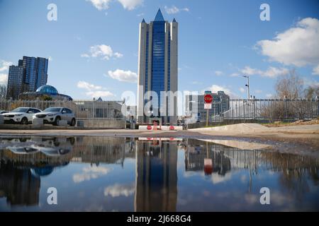 Moskau. 28. April 2022. Das am 28. April 2022 aufgenommene Foto zeigt das Büro des russischen Energiegiganten Gazprom in Moskau, Russland. Der russische Gaslieferant Gazprom gab am Mittwoch bekannt, dass er seine Gaslieferungen nach Polen und Bulgarien vollständig einstellt. Quelle: Alexander Zemlianichenko Jr/Xinhua/Alamy Live News Stockfoto