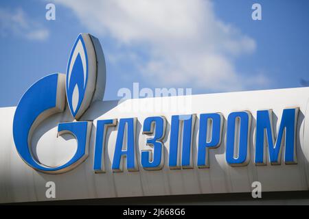 Moskau, Russland. 28. April 2022. Das Logo des russischen Energiegiganten Gazprom ist am 28. April 2022 an einer Tankstelle in Moskau, Russland, zu sehen. Der russische Gaslieferant Gazprom gab am Mittwoch bekannt, dass er seine Gaslieferungen nach Polen und Bulgarien vollständig einstellt. Quelle: Alexander Zemlianichenko Jr/Xinhua/Alamy Live News Stockfoto