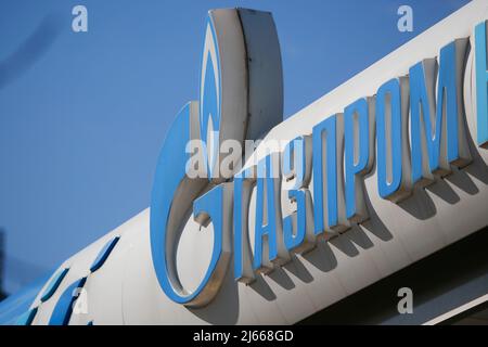 Moskau, Russland. 28. April 2022. Das Logo des russischen Energiegiganten Gazprom ist am 28. April 2022 an einer Tankstelle in Moskau, Russland, zu sehen. Der russische Gaslieferant Gazprom gab am Mittwoch bekannt, dass er seine Gaslieferungen nach Polen und Bulgarien vollständig einstellt. Quelle: Alexander Zemlianichenko Jr/Xinhua/Alamy Live News Stockfoto