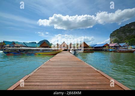 Koh Panyi muslimisches Fischerdorf. Pier und traditionelle Longtail-Boote. Dies ist auch ein Ort zum Mittagessen für Touristen Stockfoto