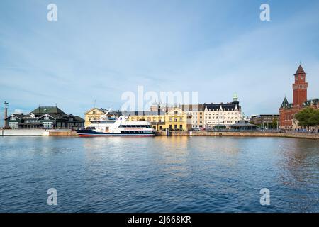 Blick auf die Stadt und den Hafen vom Meer aus. Das Schiff befindet sich im Hafen, Helsingborg Rathaus-Radhuset Stockfoto