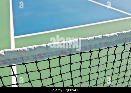 Pickleball ist ein Paddleball-Schlägersport, der Elemente von Badminton, Tischtennis und Tennis kombiniert. Stockfoto