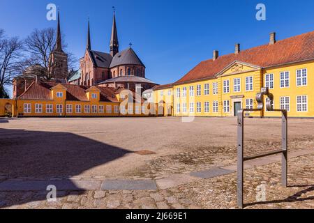 Roskilde Mansion (Dänisch: Det Gule Palæ), Roskilde Palast mit Roskilde Kathedrale im Hintergrund, Roskilde, Dänemark Stockfoto