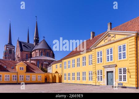 Roskilde Mansion (Dänisch: Det Gule Palæ), Roskilde Palast mit Roskilde Kathedrale im Hintergrund, Roskilde, Dänemark Stockfoto