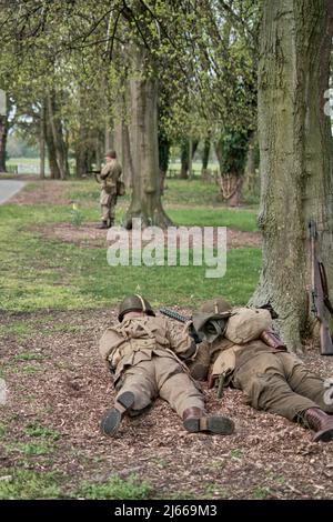 Re-enactors man ein Maschinengewehr an einem Kontrollpunkt am Eingang der No man's Land 2022 Veranstaltung in Bodrhyddan Hall, Wales Stockfoto