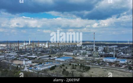 Schwedt, Deutschland. 28. April 2022. Der Standort der PCK-Raffinerie GmbH (Luftaufnahme mit Drohne). Rohöl aus Russland gelangt über die Pipeline „Friendship“ in die Petroleumraffinerie PCK in Schwedt. Im vergangenen Jahr übernahm der russische Energiekonzern Rosneft einen Großteil der PCK-Rohöl-Raffinerie in Schwedt. Rosneft ist Russlands größter Ölproduzent. Die Raffinerie in der Uckermark verarbeitet nach eigenen Angaben jährlich 12 Millionen Tonnen Rohöl und ist damit einer der größten Verarbeitungsstandorte in Deutschland. Quelle: Patrick Pleul/dpa/Alamy Live News Stockfoto