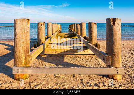 Alter Steg am Strand der Ostsee, Ostseebad Kühlungsborn, Mecklenburg-Vorpommern, Deutschland Stockfoto