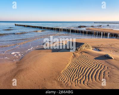 Ungerührter Strand an der Ostsee mit Buhnen und Sandrippeln, Ostseebad Kühlungsborn, Mecklenburg-Vorpommern, Deutschland Stockfoto