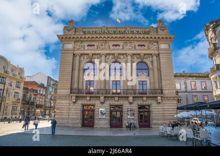 Porto, Portugal - november 9 2022 - Passanten des Nationaltheaters Sao Joao (Teatro Nacional Sao Joao) Stockfoto