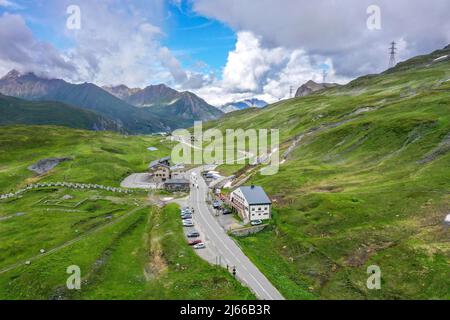 Drohnenaufnahme, Drohnenfoto vom Grenzübergang und Bergpass kleiner Saint Bernard Pass, Bergpanorama, französische Alpen, Seez, Departement Stockfoto