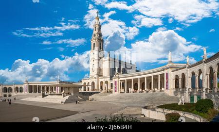 Fatima, Portugal - 13 2022. november - Menschen passieren den Platz vor der Basilika unserer Lieben Frau vom Rosenkranz von Fatima Stockfoto