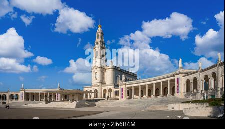 Fatima, Portugal - 13 2022. november - Menschen passieren den Platz vor der Basilika unserer Lieben Frau vom Rosenkranz von Fatima Stockfoto