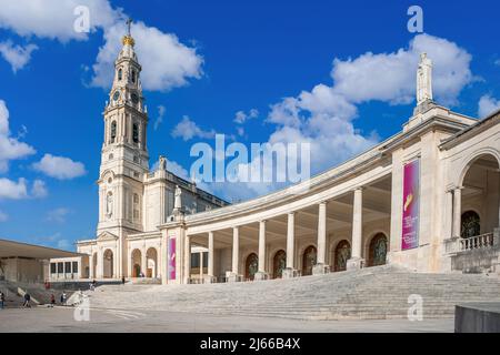 Fatima, Portugal - 13 2022. november - Menschen passieren den Platz vor der Basilika unserer Lieben Frau vom Rosenkranz von Fatima Stockfoto