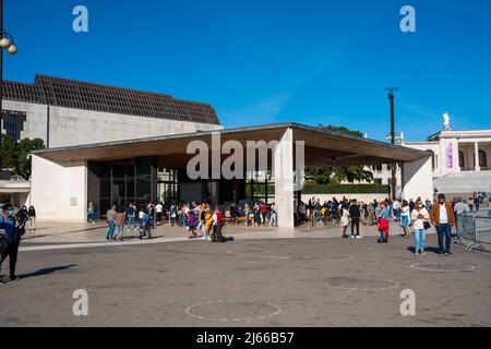 Fatima, Portugal - november 13 2022 - Menschen passieren den Platz vor der Erscheinungskapelle Stockfoto