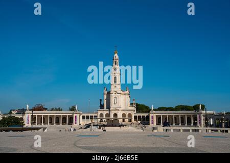 Fatima, Portugal - 13 2022. november - Menschen passieren den Platz vor der Basilika unserer Lieben Frau vom Rosenkranz von Fatima Stockfoto