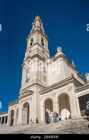 Fatima, Portugal - november 13 2022 - Menschen, die die Basilika unserer Lieben Frau vom Rosenkranz von Fatima verlassen und betreten Stockfoto